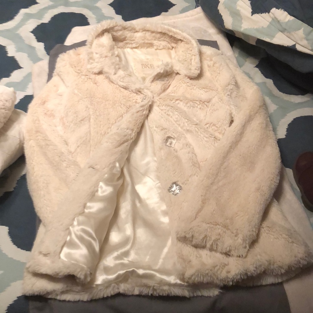 A must see beautiful cream fluffy coat soft
